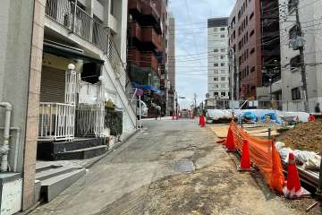 敷地西側の前面道路