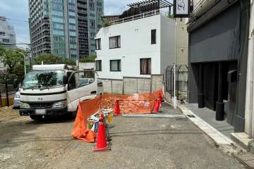 敷地西側の前面道路