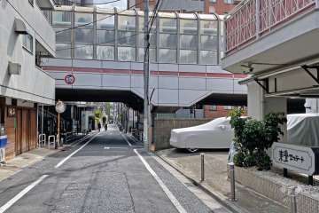 敷地の南東側前面道路（北東側から）