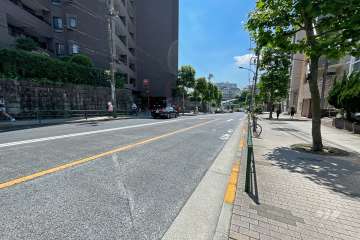 敷地北東側の前面道路（伊皿子坂）