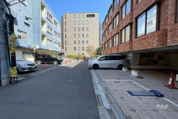 敷地北側の前面道路（西側のから）