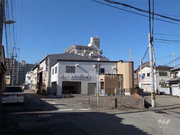 周辺には住宅の他、事務所や店舗も点在しています。