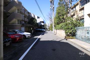 敷地北側の前面道路（東側から）