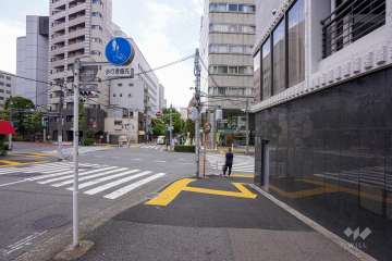敷地東側の前面道路（北側から）