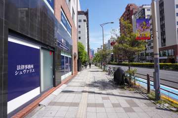 敷地東側の前面道路（南側から）