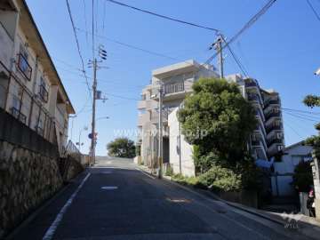 敷地南側の前面道路