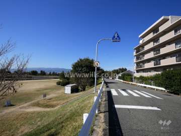 敷地の西側には道を挟んで武庫川が流れています。