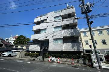 メイゾン西麻布の外観（南東側から）