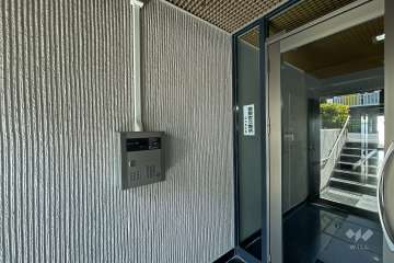 エントランスはオートロック付きです。