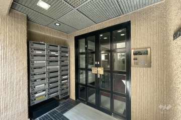 エントランスはオートロック付きです。