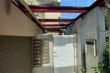 エントランスはオートロック付きです。