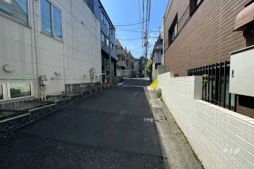 敷地南東側の前面道路（北東側から）