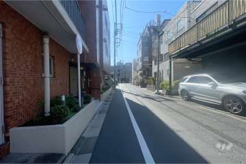 敷地西側の前面道路（北側から）