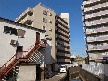 敷地の東側には水路が流れ、北側には阪急神戸線が走っています。