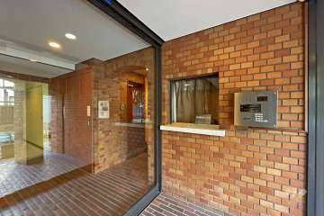 エントランスはオートロック付きです。