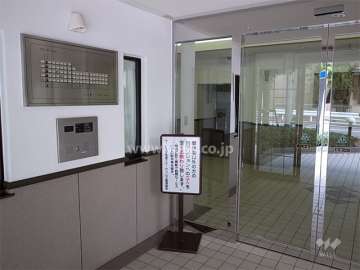 エントランスはオートロック付きです。