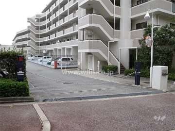 駐車場入り口はロボットゲート付きです。