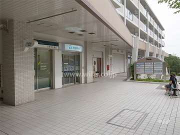 1階には店舗が入っています。