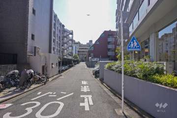 敷地南側の前面道路（東側から）