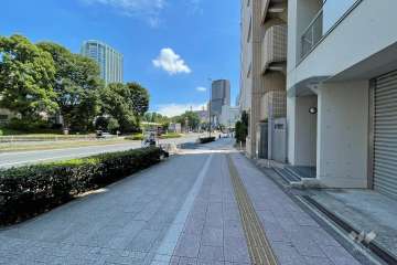 敷地北東側の前面道路（北西側から