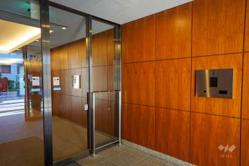 エントランスはオートロック付きです。　