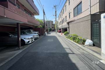 敷地北西側の前面道路（北東側から）
