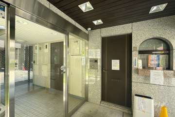 エントランスはオートロック付きです。