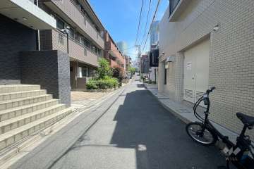 敷地北側の前面道路（西側から）