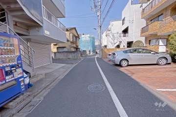 敷地南側の前面道路（東側から）