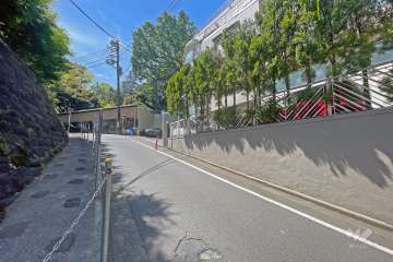 敷地北側の前面道路（西側から）