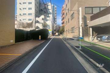 敷地北側の前面道路（東側から）
