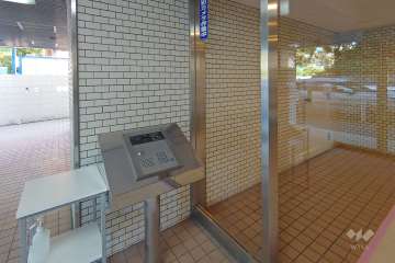 エントランスはオートロック付きです。