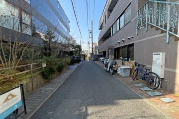 敷地南東側の前面道路（北東側から）