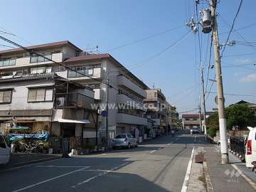 敷地北側の前面道路。周辺は武庫川沿いの静かな住宅地です。