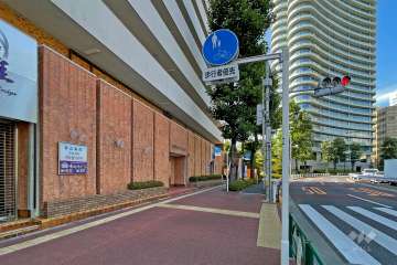 敷地の東側前面道路（南側から）