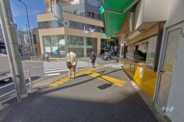 敷地南側の前面道路は骨董通りです（東側から）。