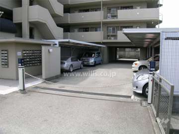 ロボットゲート付きの敷地内駐車場