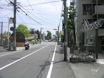 敷地東側の前面道路。すぐ南側には国道171号線が走っています。