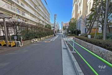 敷地北西側の前面道路