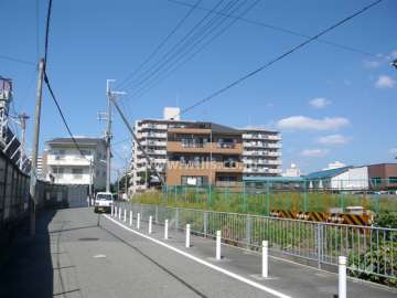 周辺の街並み。住宅の他、工場や倉庫も点在しています。