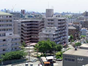 周辺はマンションと一戸建てが混在する住宅地。少し西へ行くと三菱電機があります。