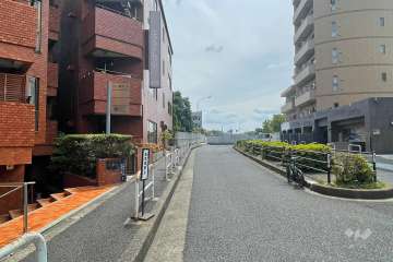 敷地北西側の前面道路（北東側から）