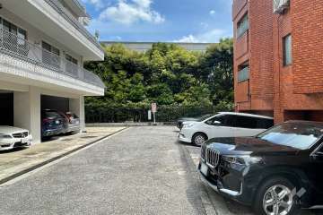 敷地東側の前面道路（北側から）