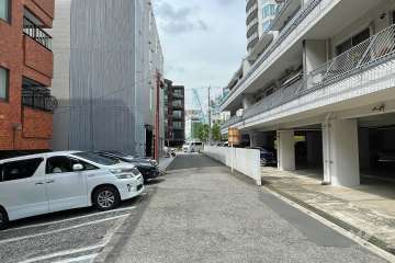 敷地東側の前面道路（南側から）