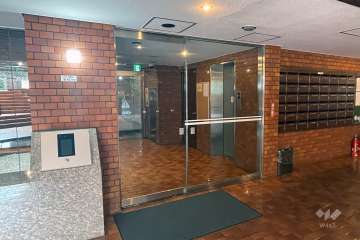 エントランスはオートロック付きです。