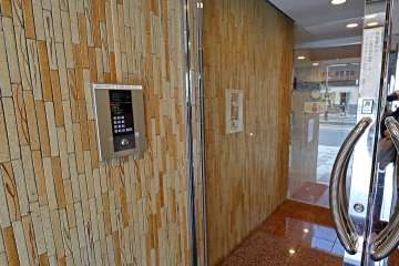 エントランスはオートロック付きです。