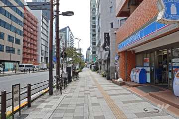 トーア三田ガーデンの東側前面道路(北側から)