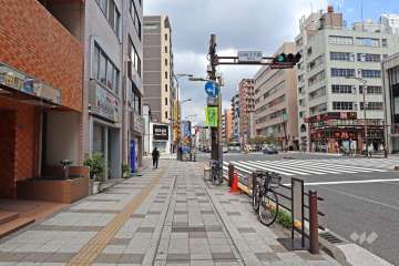 トーア三田ガーデンの東側前面道路(南側から)