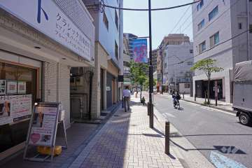 敷地西側の前面道路（北側から）
