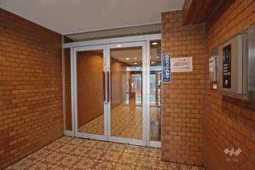 エントランスはオートロック付きです。